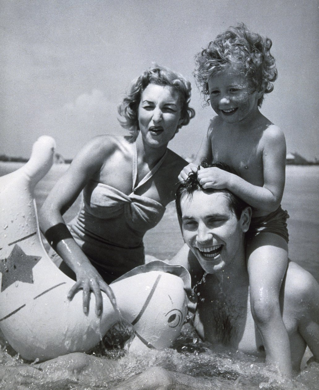 Famiglia felice in riva al mare", 1937 ca. da Zoltan Glass