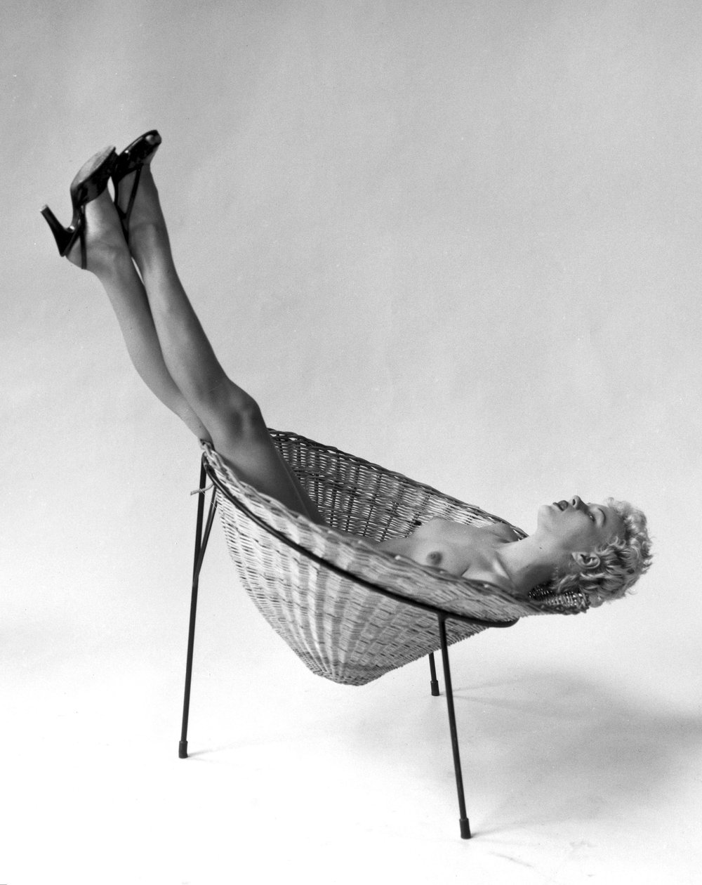 Nudo sdraiato su una sedia a cesto", 3 maggio 1955 da Zoltan Glass