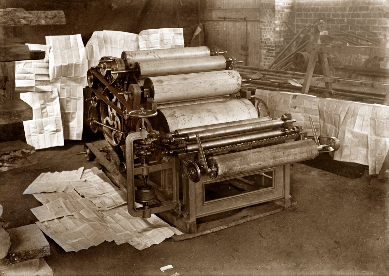Una macchina da stampa: pressa rotativa per la stampa di giornali, circa 1900 (foto in bianco e nero) da . .