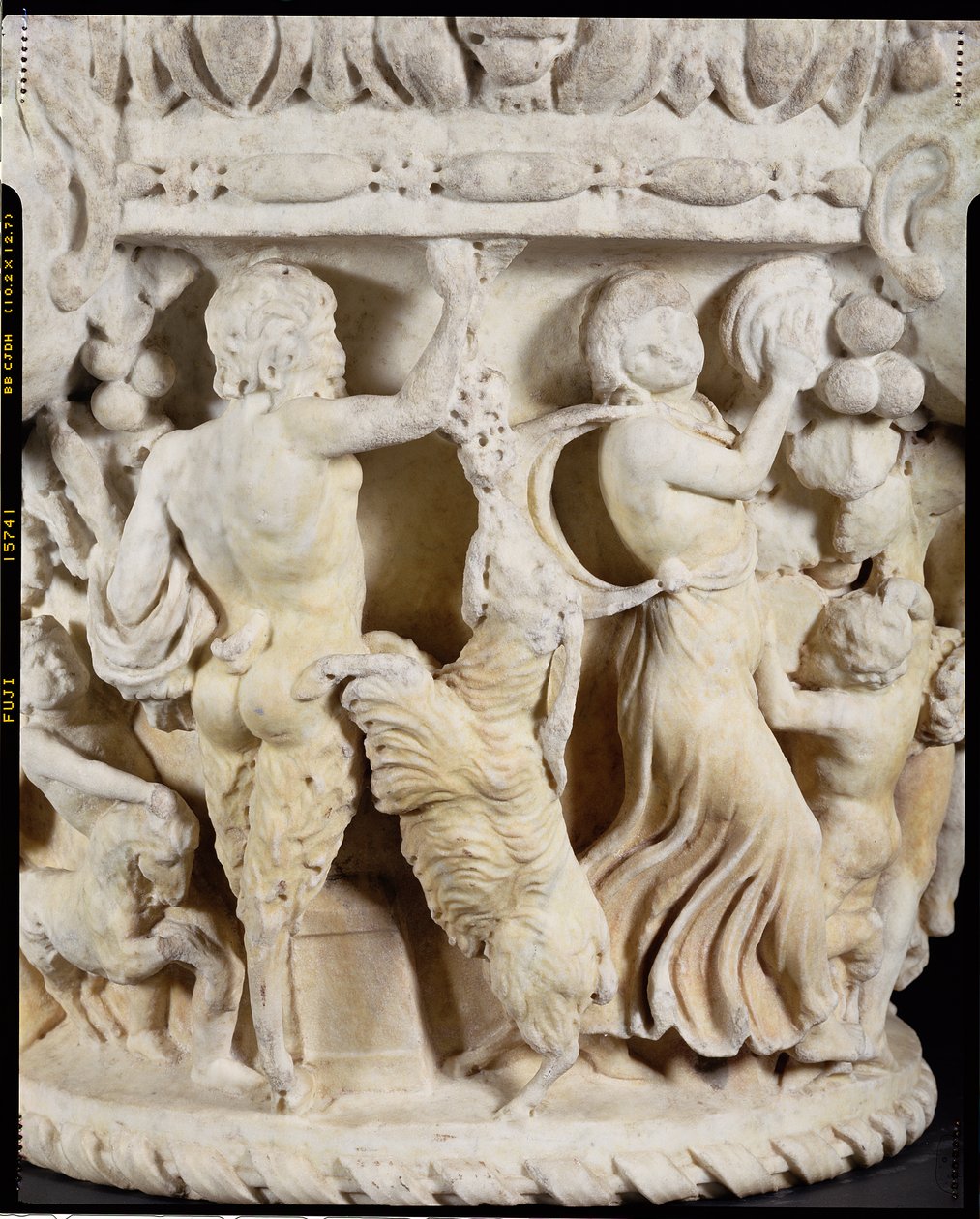 Capitello scolpito che raffigura Pan che prende in giro una capra impennata con un grappolo d