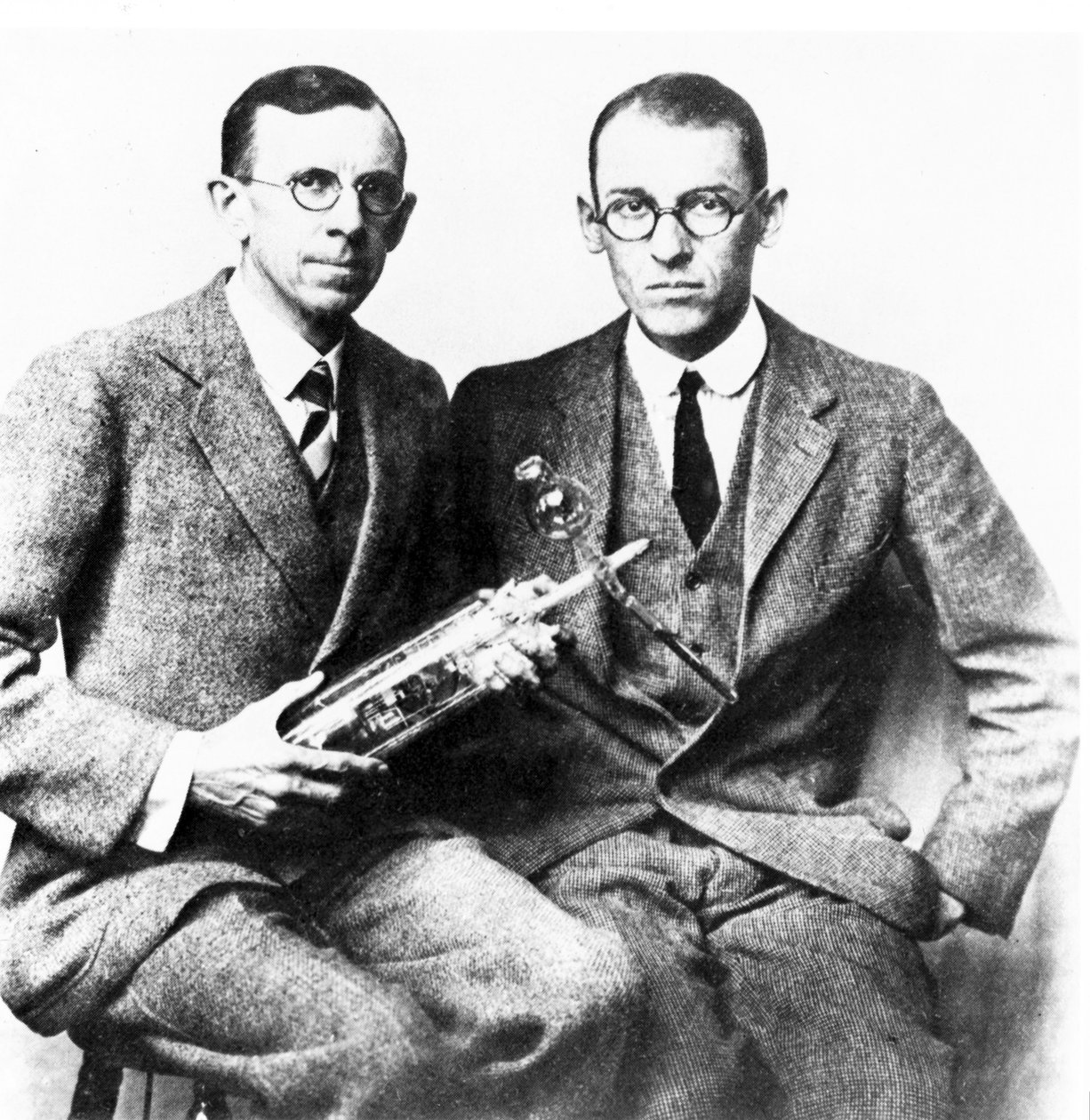 Clinton J Davisson e Lester H Germer, fisici americani, c. 1927 da Frederick (attr. to) Barnard