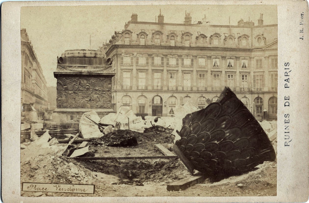 Comune di Parigi (1871): rovine in Place Vendome a Parigi. Fotografia 1871. Dim. 16,5x10,8 cm da Frederick (attr. to) Barnard