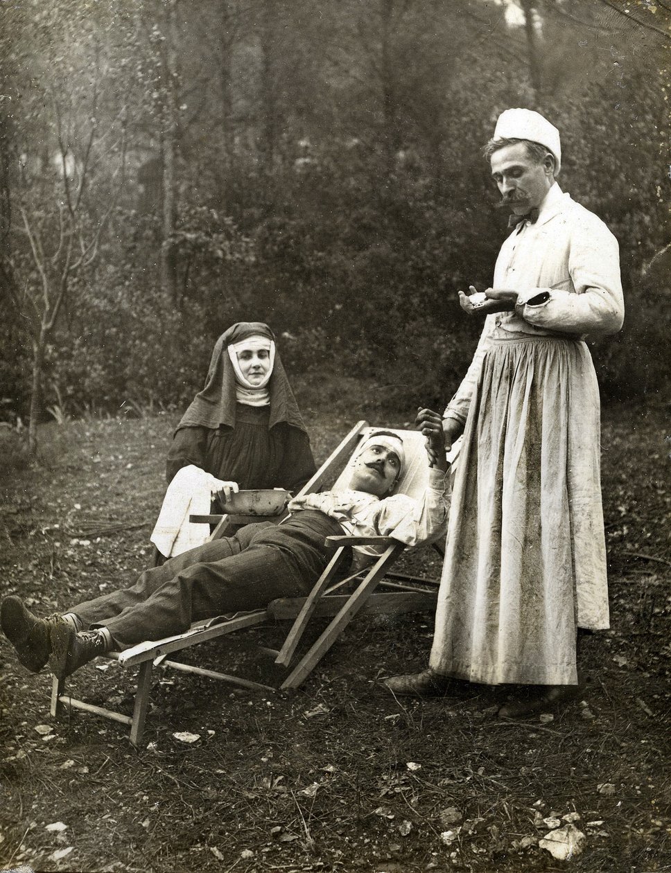 Dottore che prende il polso di un uomo ferito, assistito da una suora infermiera, circa 1900 da . .