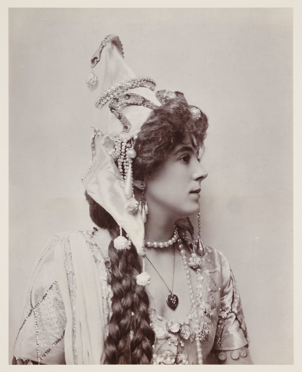 Ritratto edoardiano, donna in costume esotico da John Pardon