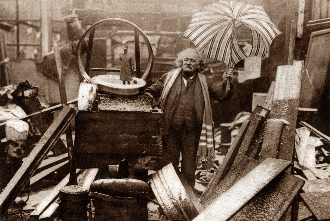 Fr Fremin, filosofo e proprietario di un brocante delle pulci a Montmartre. 1929 (stampa) da . .