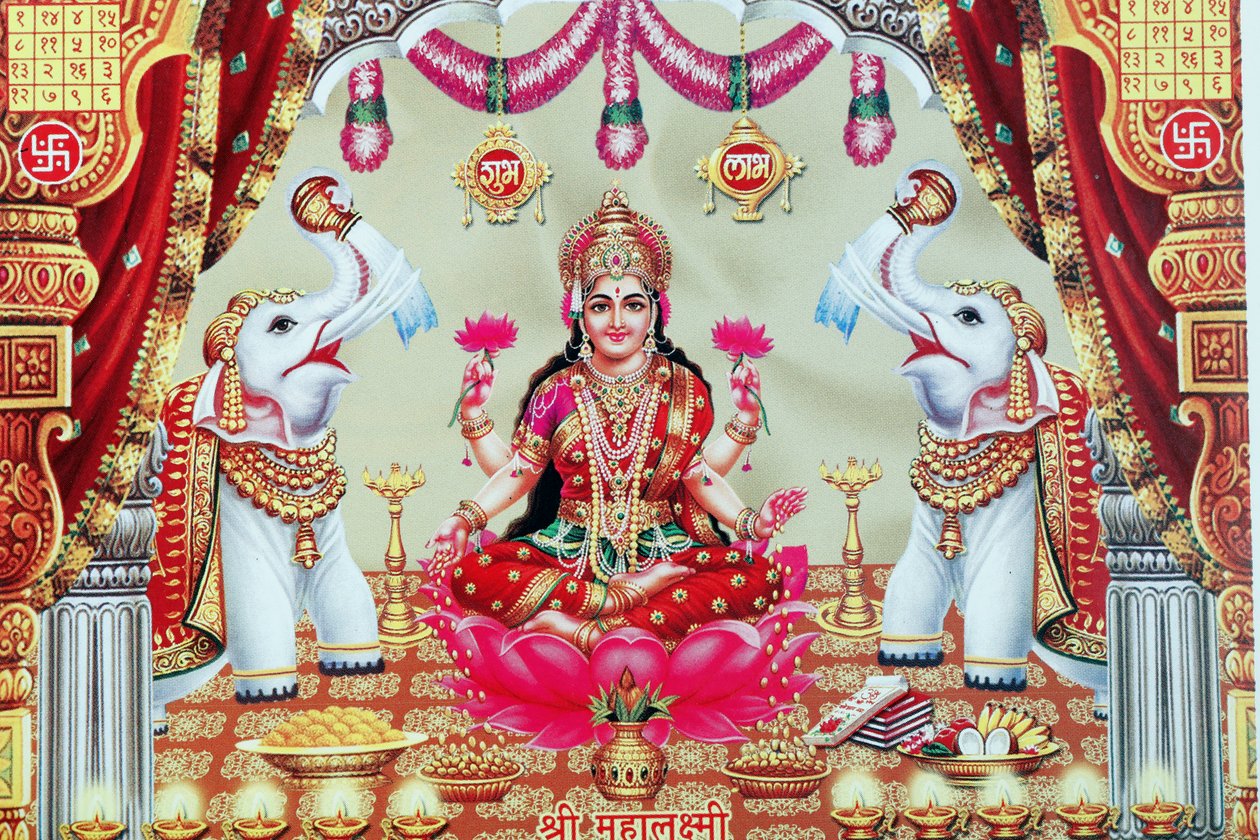 Lakshmi, la moglie di Vishnu, è la dea della prosperità, della buona fortuna e della bellezza. da . .