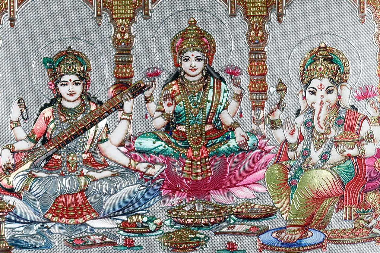 Lakshmi, la moglie di Vishnu, è la dea della prosperità, della buona fortuna e della bellezza. Ganesh da . .