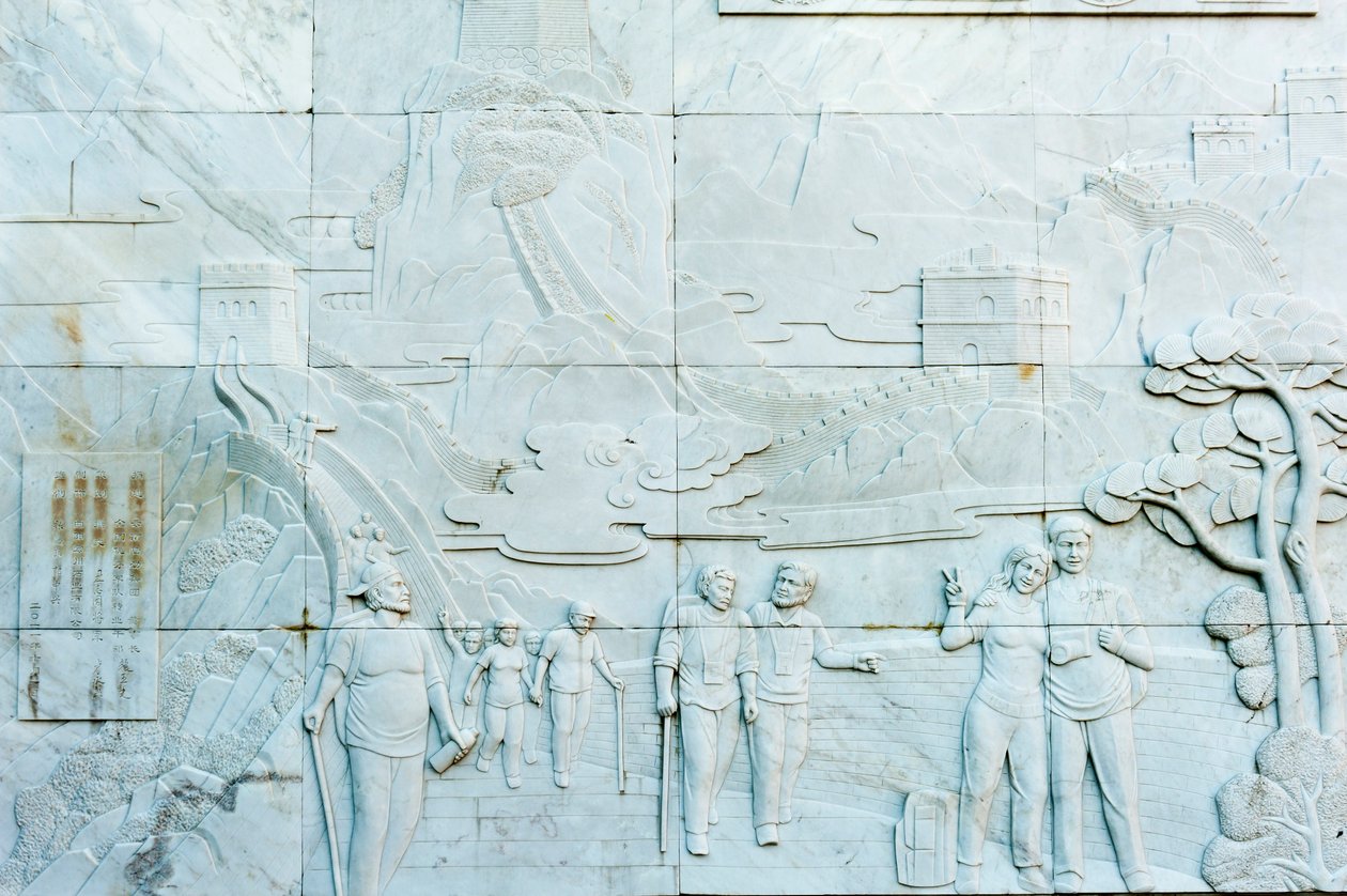 Rilievo in marmo che raffigura persone; Grande Muraglia; sezione di Jinshanling; Repubblica Popolare Cinese da Frederick (attr. to) Barnard