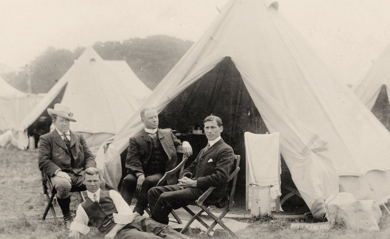 Uomini che si rilassano fuori dalla loro tenda c. 1908 da . .