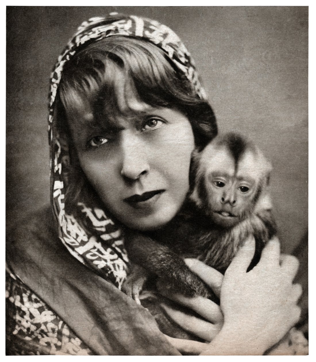 Mistinguett con una scimmietta da . .