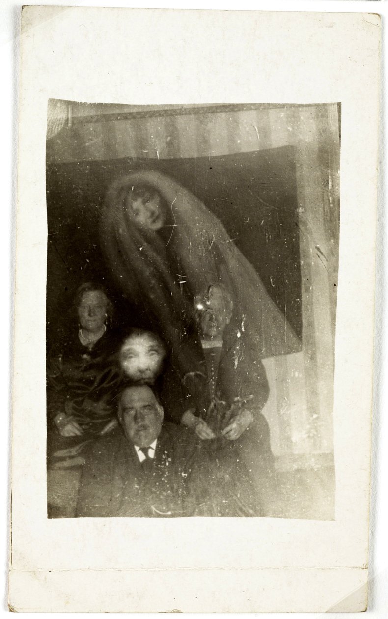 Fenomeno paranormale: ritratto di tre persone anziane, lo spirito di una donna che appare dietro di loro, verso 1920 da Frederick (attr. to) Barnard