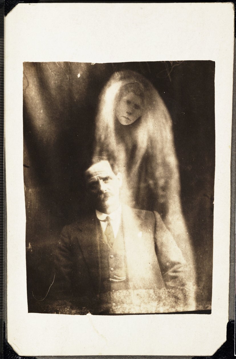 Fenomeno paranormale: ritratto di un uomo e dello spirito della sua moglie che appare dietro di lui, verso 1920 da Frederick (attr. to) Barnard