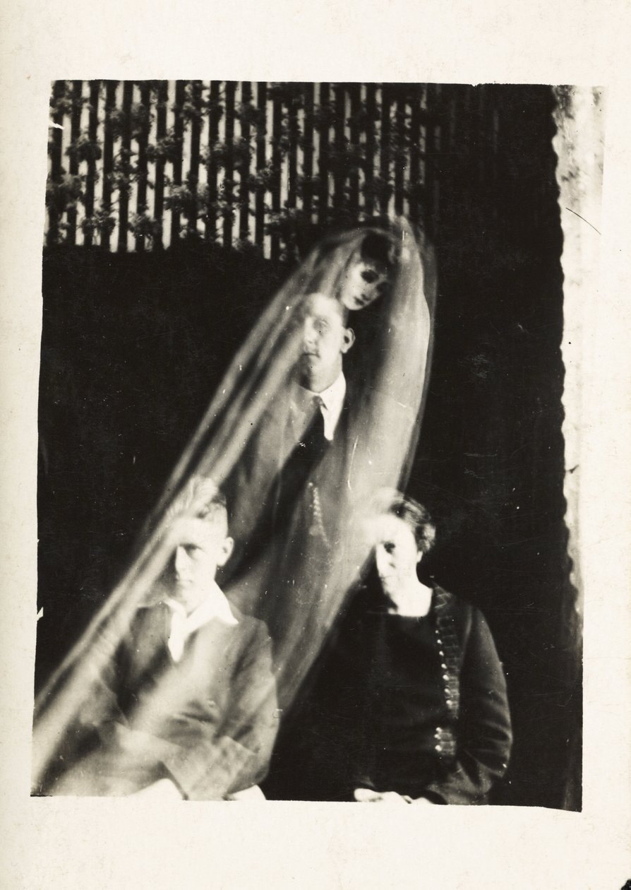 Fenomeno paranormale: ritratto di una donna e due uomini, e lo spirito di una donna che appare dietro di loro, verso 1920 da Frederick (attr. to) Barnard