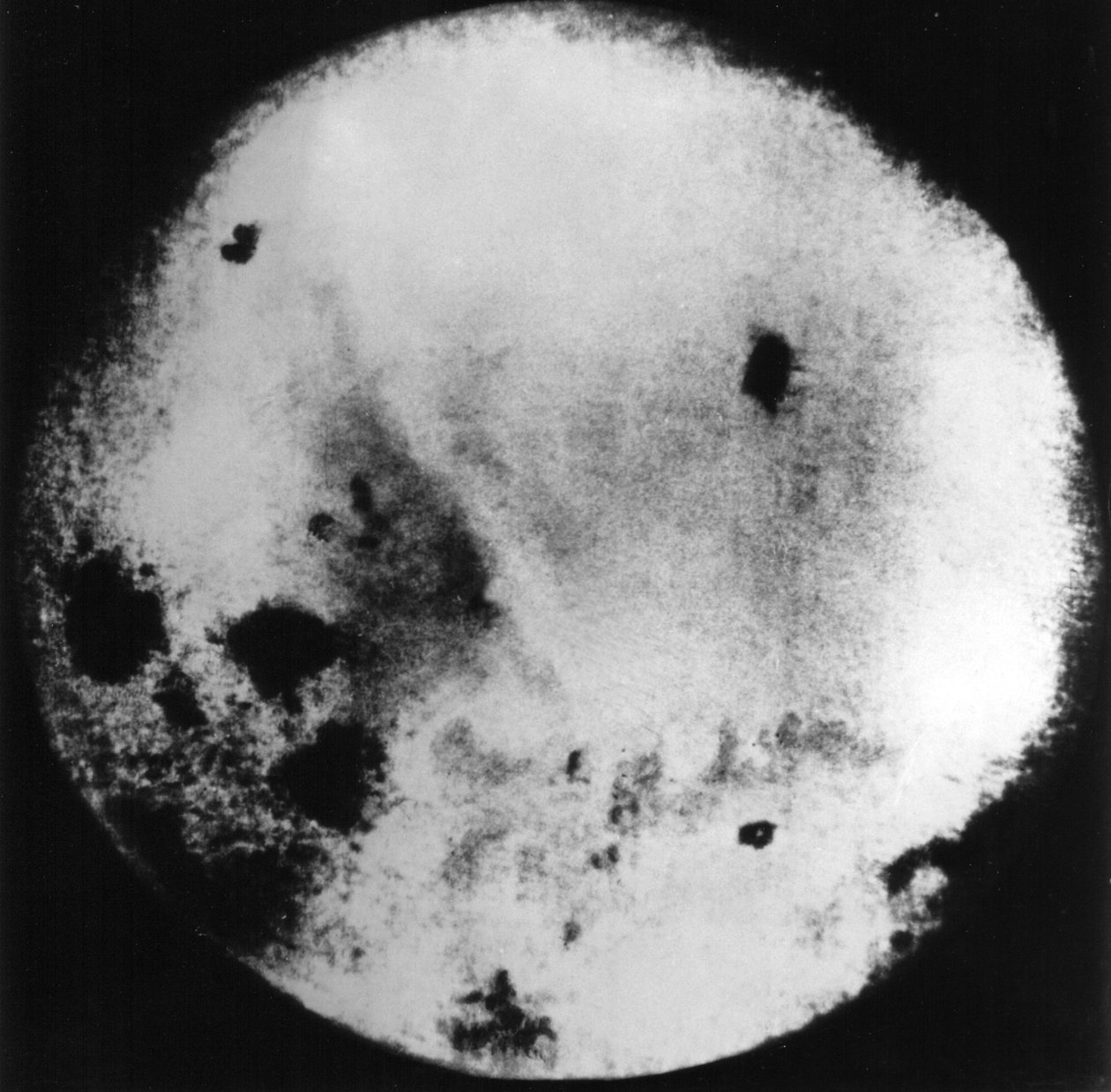 Fotografia del lato nascosto della Luna scattata e trasmessa sulla Terra dalla sonda lunare sovietica Luna 3 da Frederick (attr. to) Barnard