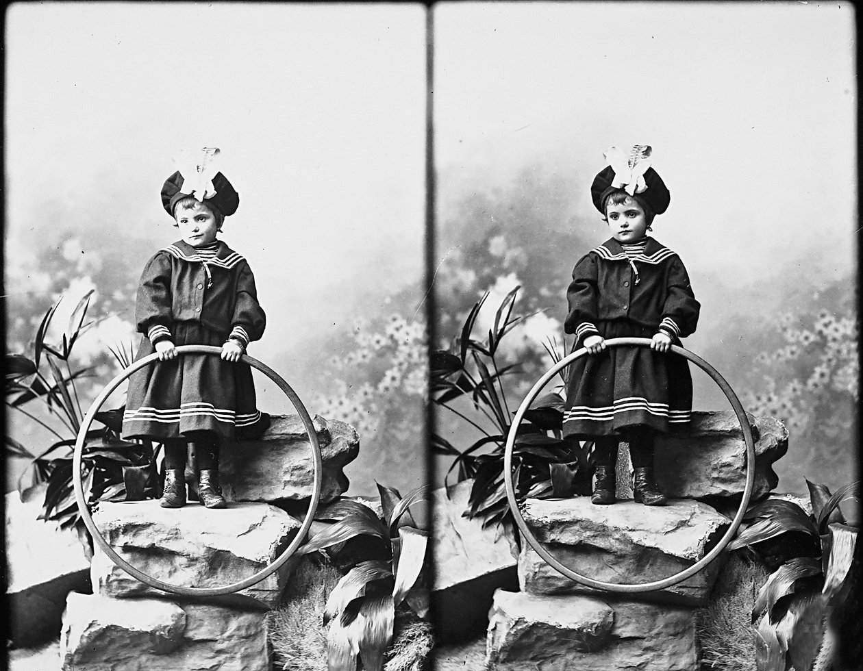 Ritratto di ragazza in abito da marinaio, fotografia stereoscopica da Henry Charles Fehr