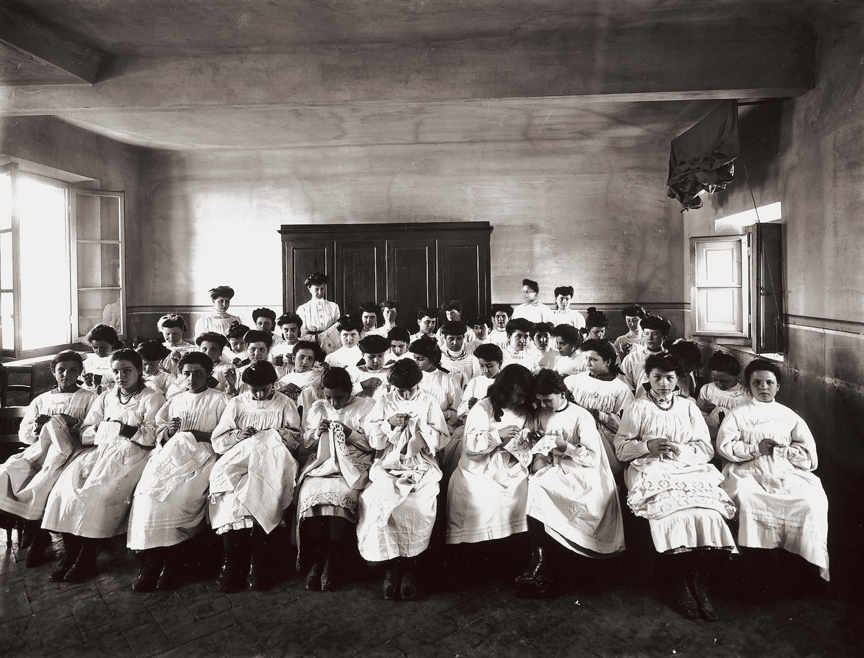 Scuola professionale per donne, a Firenze: una lezione di ricamo da Henry Charles Fehr