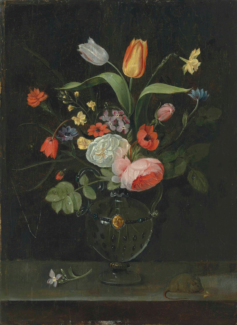 Rose, tulipani, un narciso e altri fiori in un vaso di vetro, su un ripiano di pietra con un topo da . .