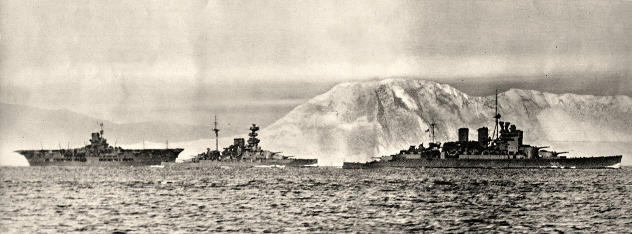 Navi HMS Ark Royal, HMS Malaya e HMS Renown che lasciano la loro base a Gibilterra, c.1940 da . .