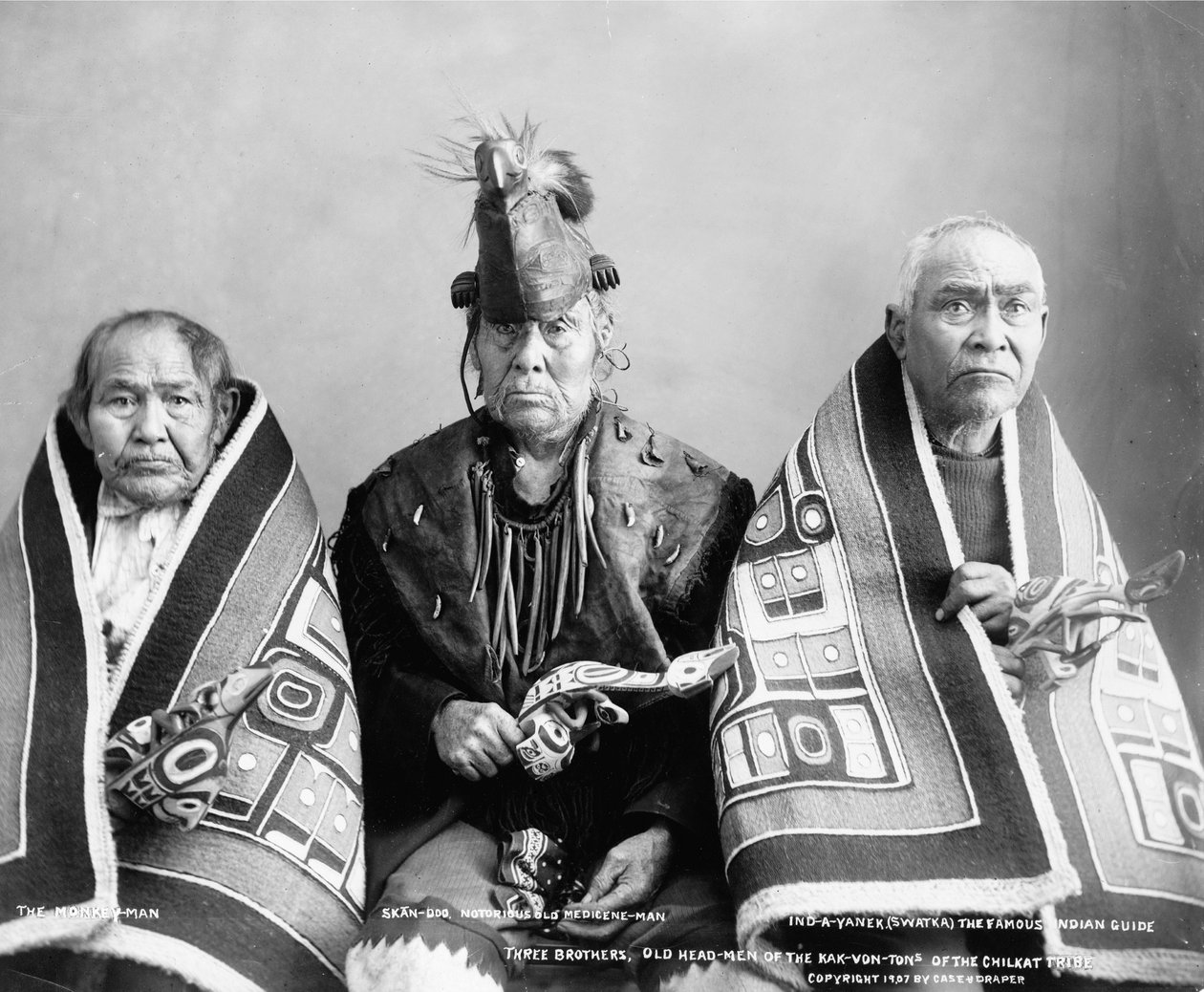 Tre fratelli, vecchi capi della tribù Kak-Von-Tons dei Chilkat, c.1907 da . .