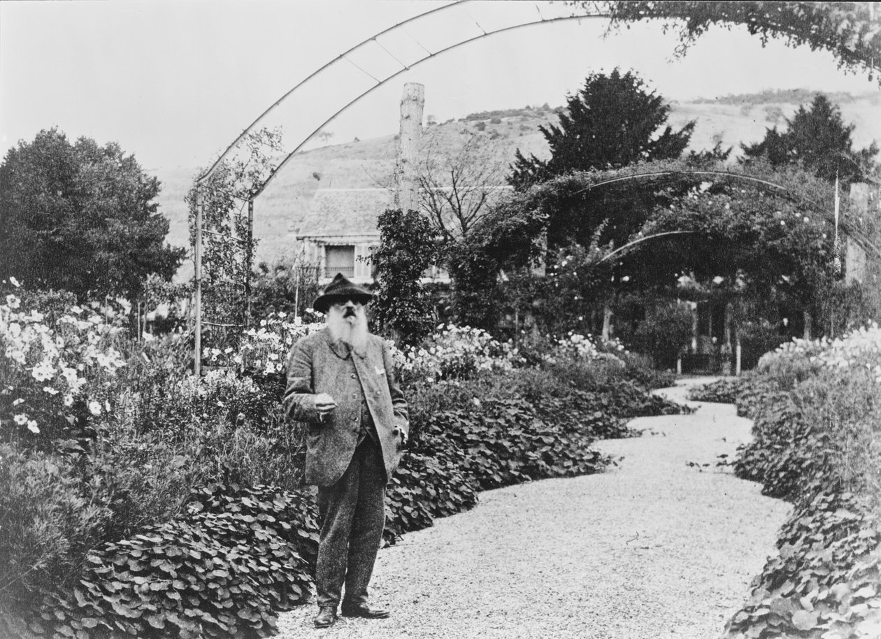 Claude Monet nel suo giardino a Giverny, 1925 da French Photographer