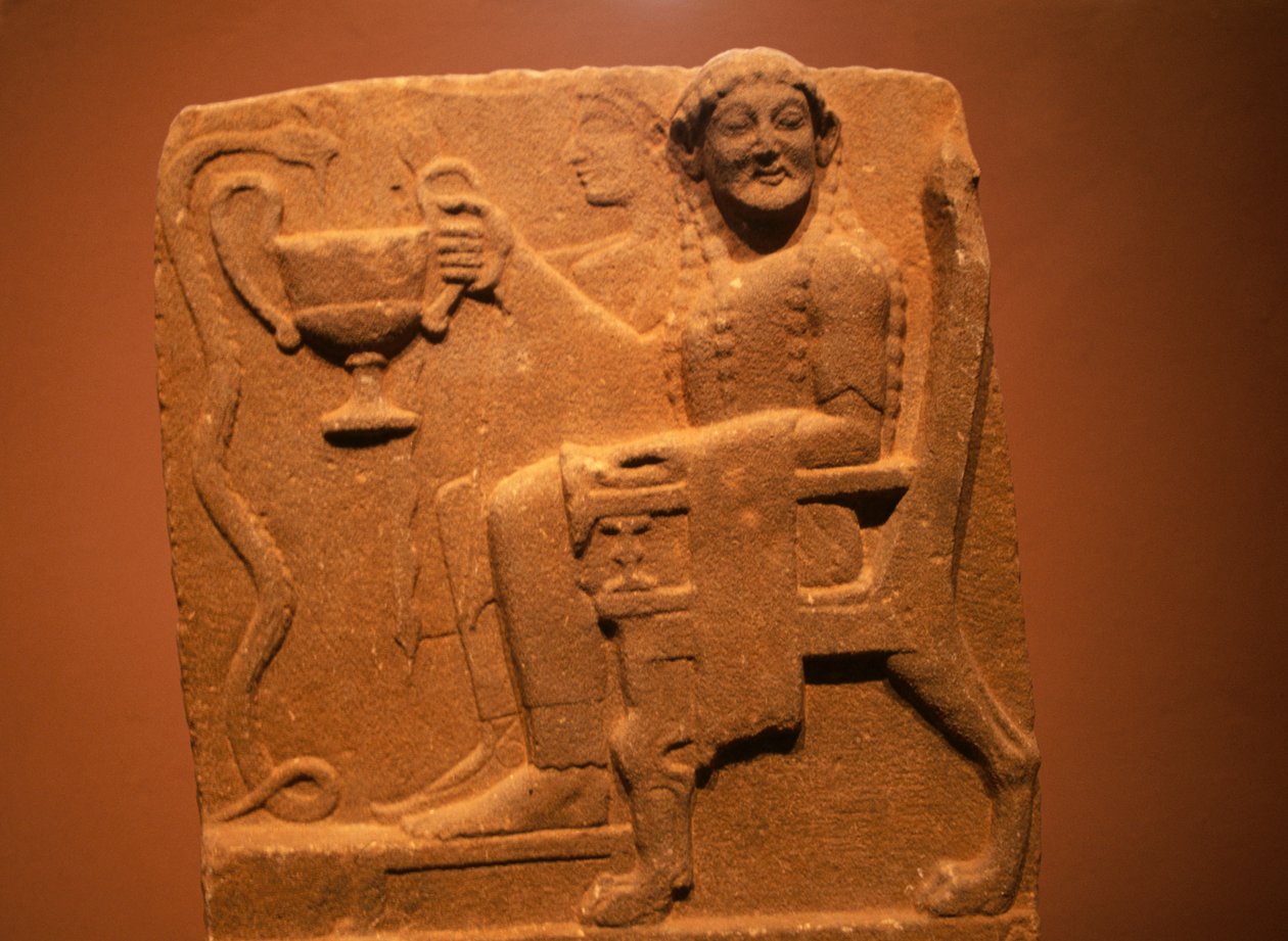 Stele con rilievo raffigurante divinità e serpenti, da Sparta, Grecia, civiltà greca da Theodore Charles Ange Coquelin