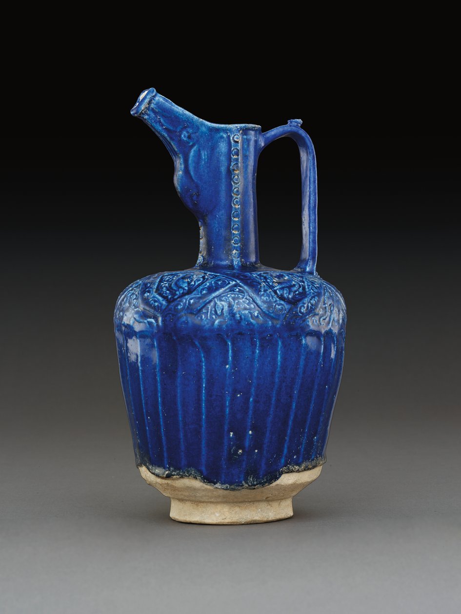Brocca in ceramica monocromatica blu cobalto modellata di Nishapur, Iran orientale da School Iranian