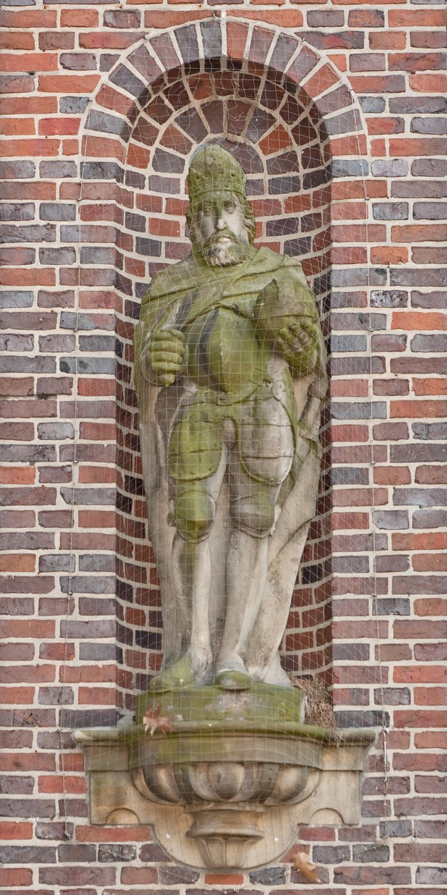 Scultura di Sigismondo dal vecchio municipio da Unknown