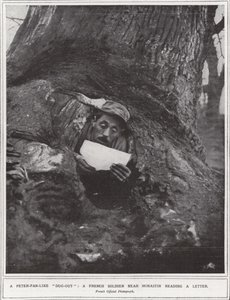 Un "rifugio" alla Peter Pan, un soldato francese vicino a Monastir che legge una lettera da (after) English photographer