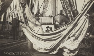 Piegare la vela maestra a bordo del Mount Stewart da (after) English photographer