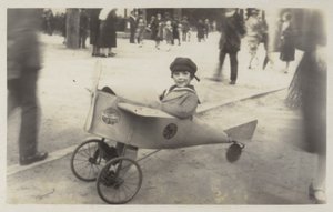 Ragazzo in un aereo giocattolo (foto in b/n) da (after) English photographer
