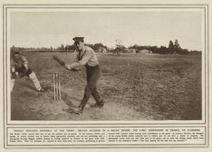 Il cricket sostituisce il calcio al fronte, soldati britannici in una partita dietro le linee da qualche parte in Francia o nelle Fiandre da (after) English photographer