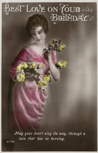 Ragazza vestita con abito tipo kimono con fiori (foto colorata)