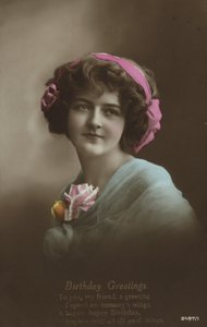 Ragazza sorridente, cartolina di compleanno (foto colorata)