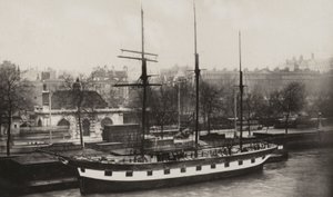 La nave amica, molo di Charing Cross (foto in b/n)