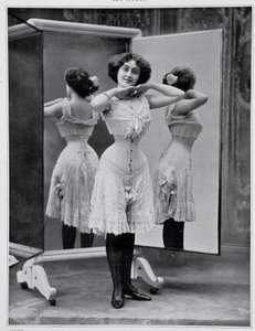 Modella che presenta il corsetto Thylda, foto Félix - in 