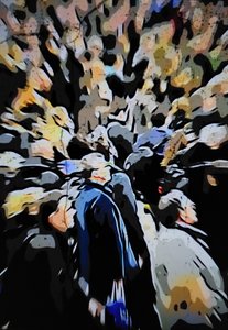 Folla urbana offuscata da Mavet