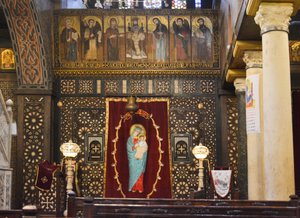 Interno della Chiesa Sospesa nel Cairo Vecchio, storica chiesa copta ortodossa con icone e iconostasi in legno