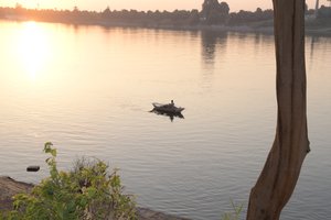 Riflessi dorati del tramonto su un fiume tranquillo