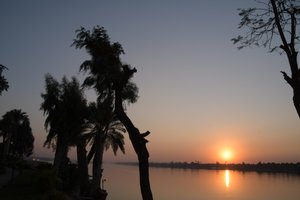 Riflessi dorati del tramonto su un fiume tranquillo