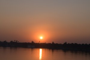 Riflessi dorati del tramonto su un fiume tranquillo da Albert Mansour