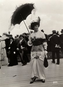 Moda alle corse: una spettatrice alla Journée des drags, Auteuil, Francia da A. Calavas