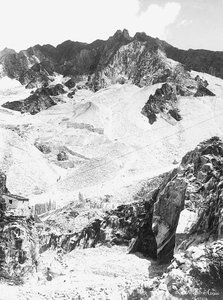 Una cava di marmo nelle Alpi Apuane, in Toscana (foto in bianco e nero) da A. Corsini