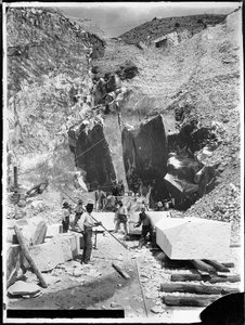 Alpi Apuane (Carrara). Cavatori e blocchi di marmo in fase di squadratura (foto b/n)