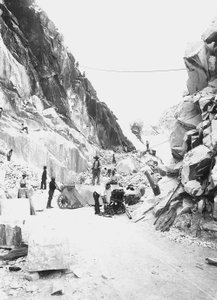 Escavatori al lavoro in una cava di marmo nelle Alpi Apuane, Toscana da A. Corsini