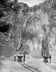 Scavatori al lavoro in una cava di marmo nelle Alpi Apuane, in Toscana (foto in bianco e nero)
