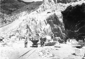 Scavatori al lavoro nella cava di marmo "Fabbricotti" nelle Alpi Apuane, Toscana (foto in bianco e nero)