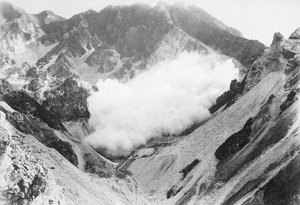 Esplosione in una cava di marmo nelle Alpi Apuane, Toscana