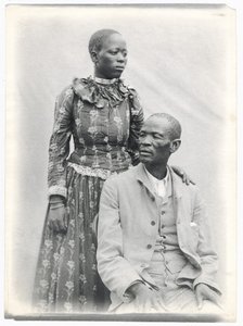 Khama e sua moglie, c.1910 da A. E. Hargreave
