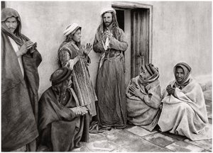 Un mullah che insegna una preghiera a un giovane, Iraq, 1925