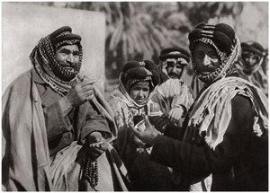 Uno sceicco che gusta il famoso caffè arabo, Iraq, 1925